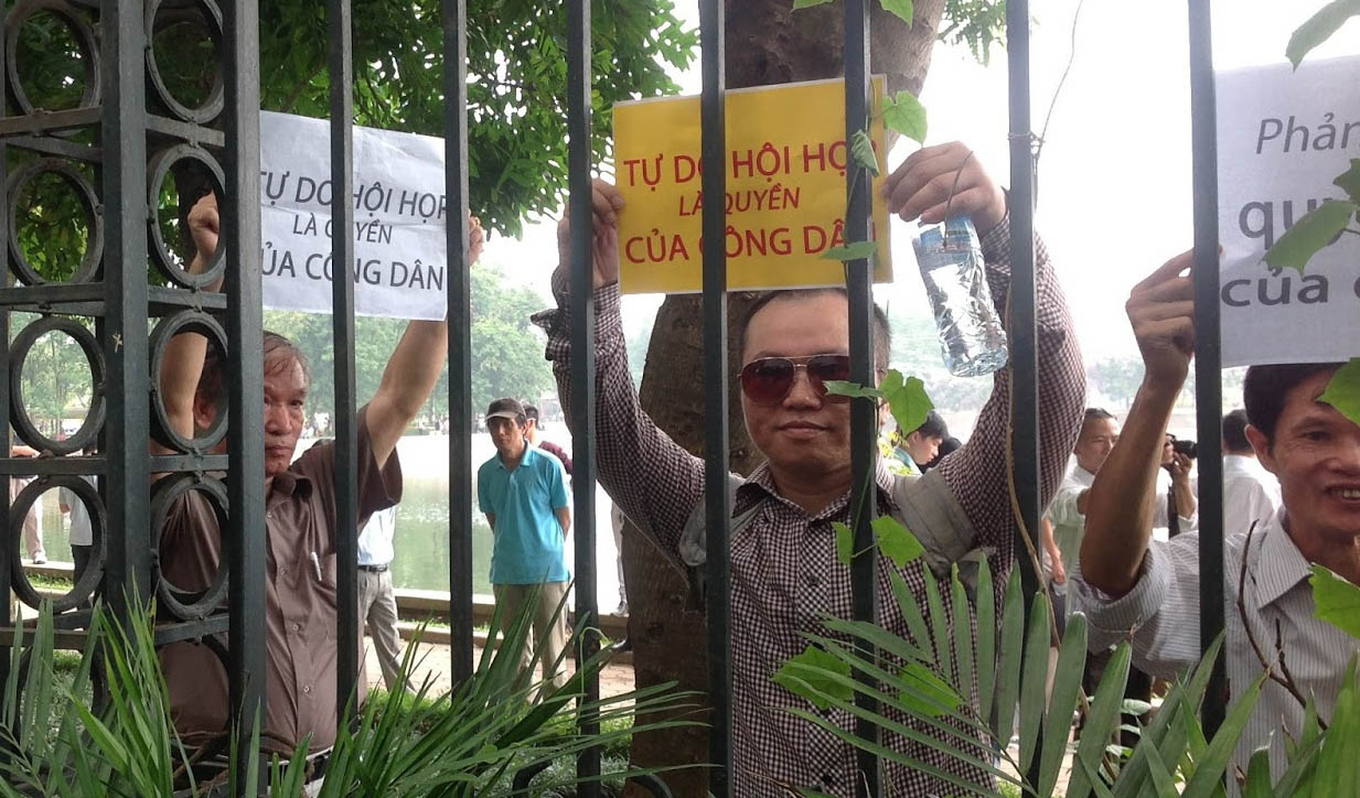 Hanoi, 5th May 2013. The sign reads: "Freedom of association is citizens' right." (source: Dan Lam Bao)