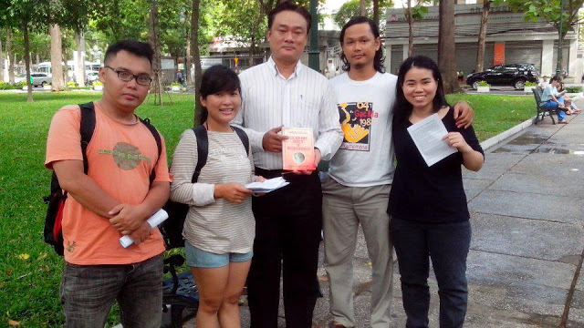 Huy (middle, white shirt) and other bloggers at the picnic, before they were dispersed (Source: Dan Lam Bao)